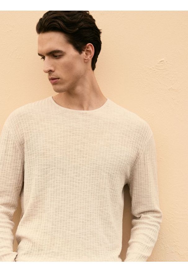 Reserved - Sweter ze strukturalnej dzianiny - beżowy. Kolor: beżowy. Materiał: dzianina