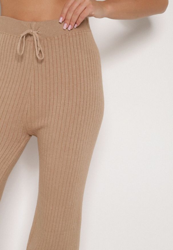 Born2be - Beżowe Prążkowane Spodnie z Wełną o Szerokim Kroju z Wysokim Stanem Reinnia. Okazja: na co dzień. Stan: podwyższony. Kolor: beżowy. Materiał: prążkowany, wełna. Styl: casual