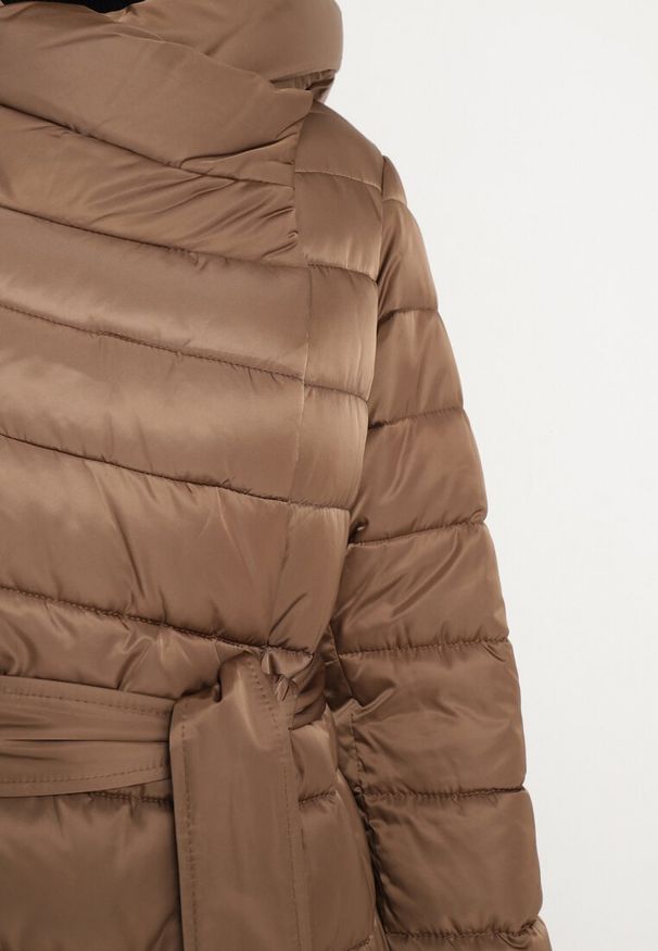 Born2be - Beżowa Pikowana Kurtka z Asymetrycznym Zapięciem i Kapturem Wiązana w Talii Tilita. Okazja: na co dzień. Kolor: beżowy. Materiał: jeans. Styl: klasyczny, elegancki, casual