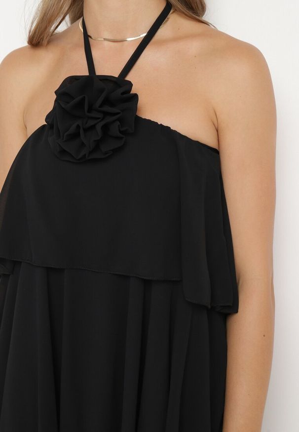 Born2be - Czarna Sukienka z Falbanami Wiązana na Szyi z Broszką Kwiatem Tinallena. Okazja: na co dzień. Kolor: czarny. Wzór: kwiaty. Styl: casual