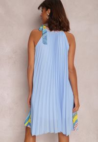 Renee - Niebieska Sukienka Amiga. Kolor: niebieski. Materiał: tkanina. Długość rękawa: bez rękawów. Wzór: kolorowy. Długość: mini