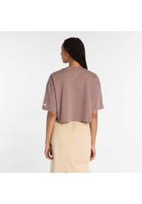 Koszulka damska New Balance WT53904EAS – brązowa. Kolor: brązowy. Materiał: bawełna. Wzór: kolorowy, napisy #4