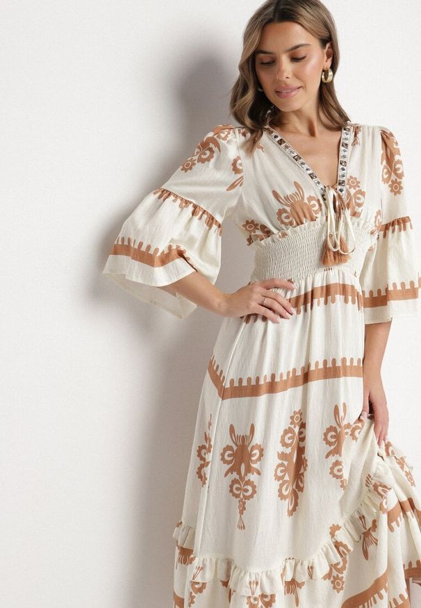 Born2be - Beżowa Sukienka Boho z Wiskozą w Etniczny Wzór z Szeroką Gumką w Pasie Efanielis. Okazja: na co dzień, na imprezę. Typ kołnierza: dekolt w serek. Kolor: beżowy. Materiał: wiskoza. Wzór: aplikacja. Sezon: lato. Styl: boho