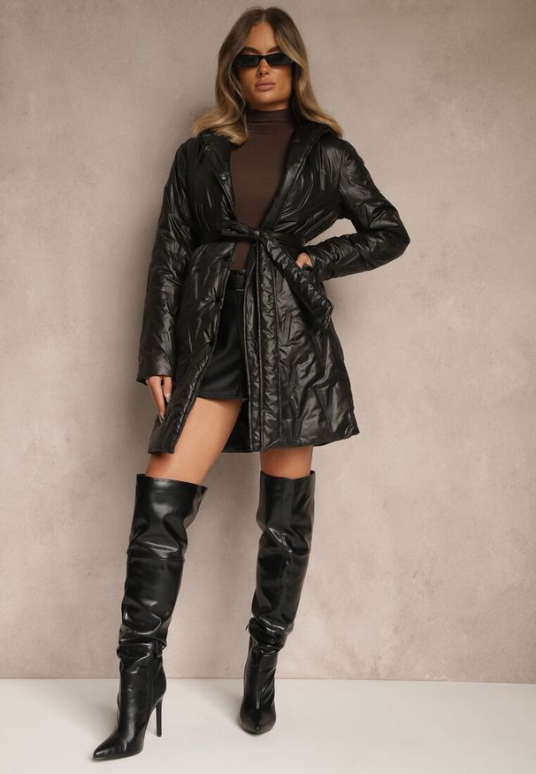 Renee - Czarna Pikowana Kurtka z Kapturem i Wiązanym Paskiem Elladie. Okazja: na co dzień. Typ kołnierza: kaptur. Kolor: czarny. Materiał: dzianina, jeans. Styl: casual