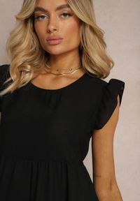 Renee - Czarna Sukienka z Krótkim Rękawem i Ozdobnymi Falbankami o Rozkloszowanym Kroju Vetesa. Typ kołnierza: kołnierz z falbankami. Kolor: czarny. Materiał: tkanina. Długość rękawa: krótki rękaw. Sezon: lato #4