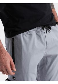 Ombre Clothing - Spodnie męskie JOGGERY z odstającymi i zapinanymi kieszeniami cargo - jasnoszare V8 - Rozmiar: M. Kolor: szary. Materiał: guma, tkanina, elastan, bawełna. Wzór: nadruk #4