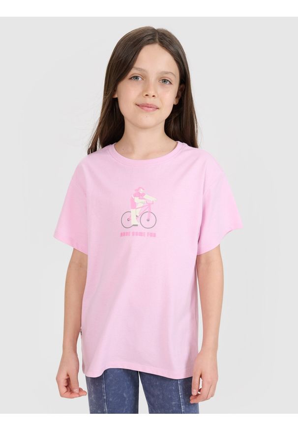 4f - 4F T-shirt regular z nadrukiem dziewczęcy - różowy 140 (9-10 lat). Okazja: na co dzień. Kolor: różowy. Materiał: dzianina, bawełna, jersey. Długość rękawa: krótki rękaw. Długość: krótkie. Wzór: nadruk. Sezon: lato. Styl: klasyczny, elegancki, sportowy, casual