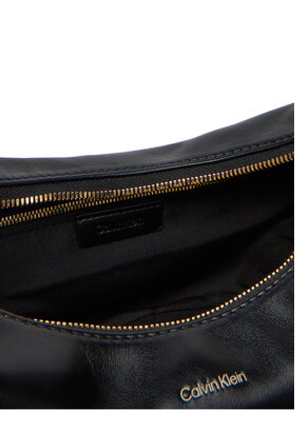 Calvin Klein Torebka Pinched Soft Crescent Sm LV04F3010G Czarny. Kolor: czarny. Materiał: skórzane