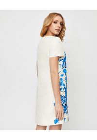 VALENTINO - Niebieska sukienka w kwiaty. Kolor: biały. Materiał: wełna, jedwab. Wzór: kwiaty #3