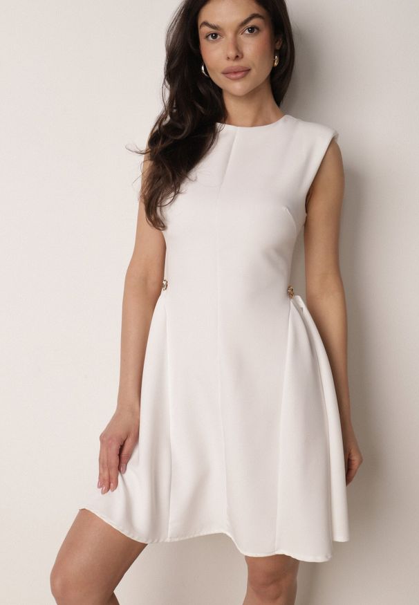 Born2be - Biała Elegancka Sukienka Bez Rękawów Zdobiona Przypinkami w Talii Rhaegina. Okazja: na co dzień. Kolor: biały. Długość rękawa: bez rękawów. Wzór: aplikacja. Typ sukienki: rozkloszowane, proste. Styl: elegancki