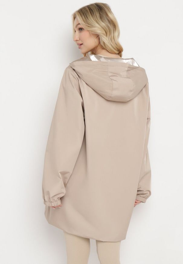 Born2be - Beżowa Przejściowa Kurtka Dwustronna z Kapturem i Metalicznym Połyskiem Tashta. Typ kołnierza: kaptur. Kolekcja: plus size. Kolor: beżowy