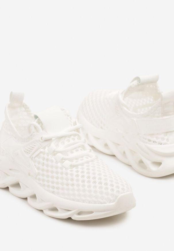 Renee - Białe Buty Sportowe Sneakersy na Platformie Ozdobionej Tłoczeniem Teliriella. Okazja: na co dzień. Zapięcie: sznurówki. Kolor: biały. Materiał: jeans. Wzór: aplikacja. Obcas: na platformie