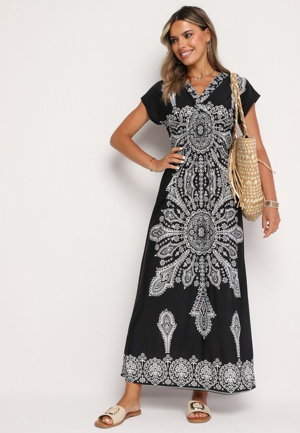 Born2be - Czarna Sukienka w Ornamentalny Wzór z Kopertowym Dekoltem i Gumką w Talii Elasevia. Typ kołnierza: dekolt kopertowy. Kolor: czarny. Długość rękawa: krótki rękaw. Typ sukienki: kopertowe