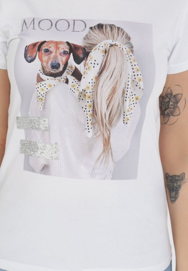 Born2be - Biały T-shirt Nesaliria. Kolor: biały. Materiał: dzianina, bawełna. Długość rękawa: krótki rękaw. Długość: krótkie. Wzór: aplikacja, nadruk. Styl: klasyczny