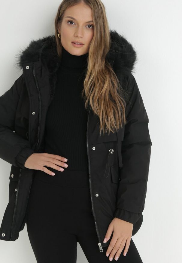 Born2be - Czarna Kurtka Pudełkowa z Futerkiem Oreitheia. Kolor: czarny. Materiał: futro. Długość: krótkie. Wzór: aplikacja