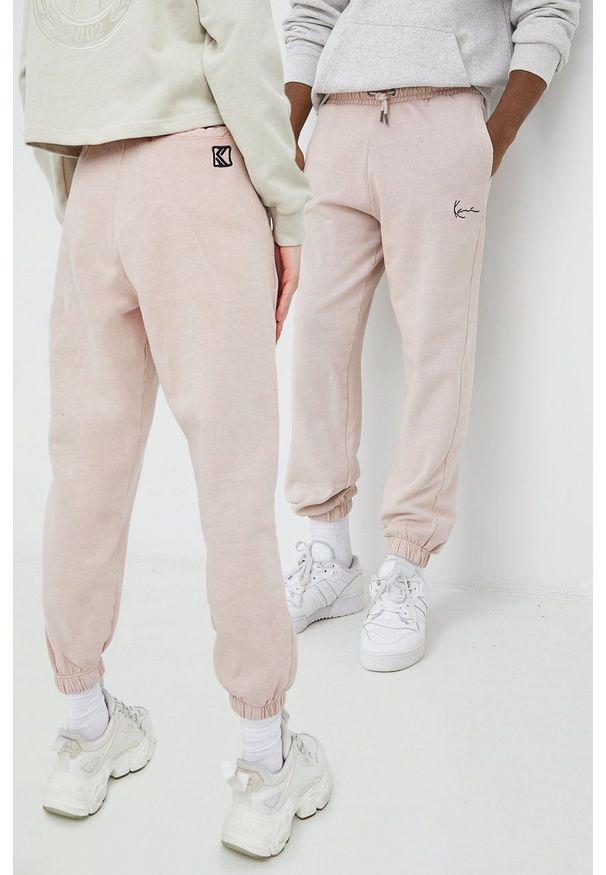 Karl Kani spodnie dresowe bawełniane kolor różowy gładkie. Stan: podwyższony. Kolor: różowy. Materiał: bawełna, dresówka. Wzór: gładki