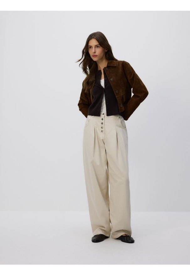 Reserved - Jeansy barrel z zakładkami - kremowy. Kolor: kremowy