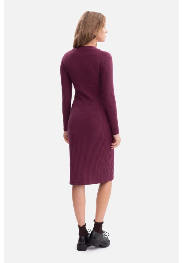 BeWear - Bawełniana sukienka dzianinowa ołówkowa z dekoltem V fiolet. Materiał: dzianina, bawełna. Sezon: zima, jesień. Typ sukienki: ołówkowe