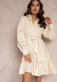 Renee - Beżowa Koszulowa Sukienka z Perłowymi Guzikami i Koronkowymi Wstawkami Shyanne. Kolor: beżowy. Materiał: koronka. Typ sukienki: koszulowe. Styl: vintage. Długość: midi #5