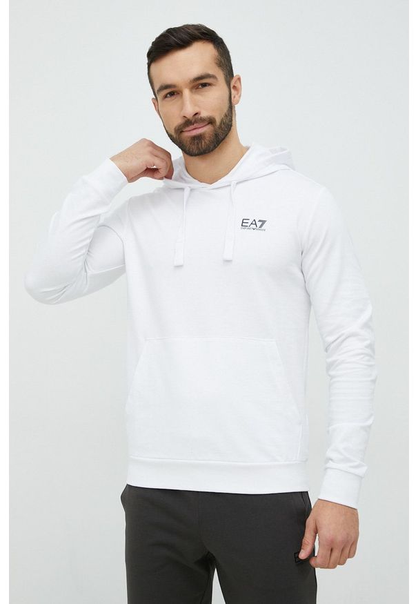 EA7 Emporio Armani bluza bawełniana męska kolor biały z kapturem gładka. Okazja: na co dzień. Typ kołnierza: kaptur. Kolor: biały. Materiał: bawełna. Wzór: gładki. Styl: casual