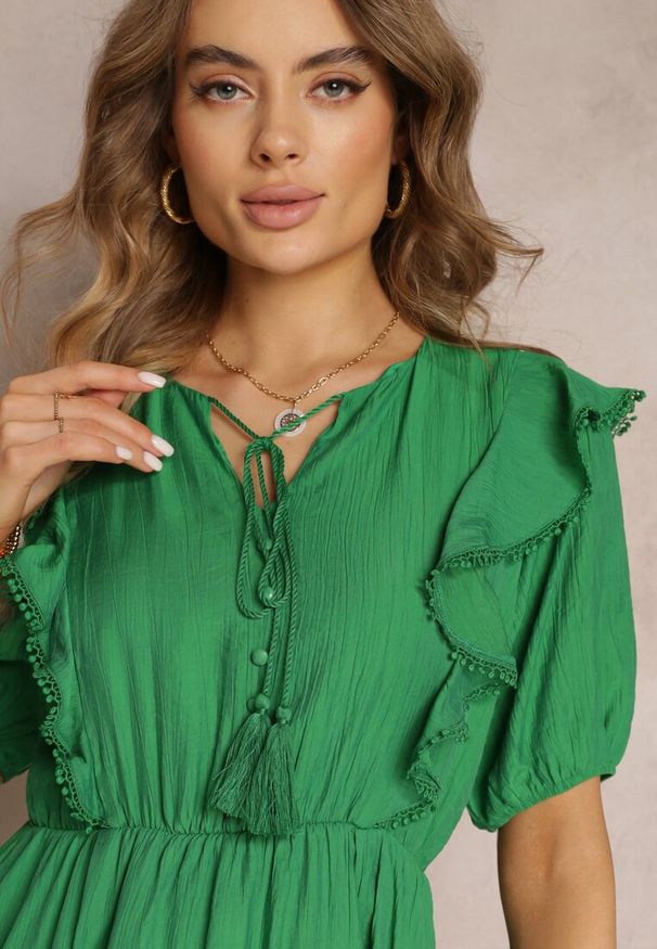 Renee - Zielona Sukienka Mini z Gumką w Pasie i Falbankami Makenza. Typ kołnierza: kołnierz z falbankami. Kolor: zielony. Długość rękawa: krótki rękaw. Sezon: wiosna, lato. Długość: mini