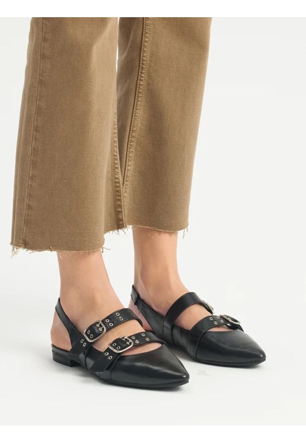Ryłko - Czarne baleriny bez pięty. Zapięcie: klamry. Kolor: czarny. Materiał: skóra. Styl: klasyczny, rockowy