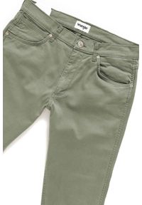 Wrangler - WRANGLER SPODNIE MĘSKIE GREENSBORO DUSTY GREEN W15QSM22A. Materiał: materiał #6