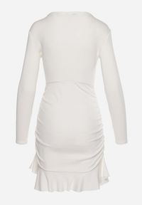 Born2be - Biała Wiskozowa Sukienka z Kopertowym Dekoltem z Lekką Falbanką Pastaria. Okazja: na co dzień. Kolor: biały. Materiał: wiskoza. Długość rękawa: długi rękaw. Typ sukienki: kopertowe. Styl: casual, wizytowy #5
