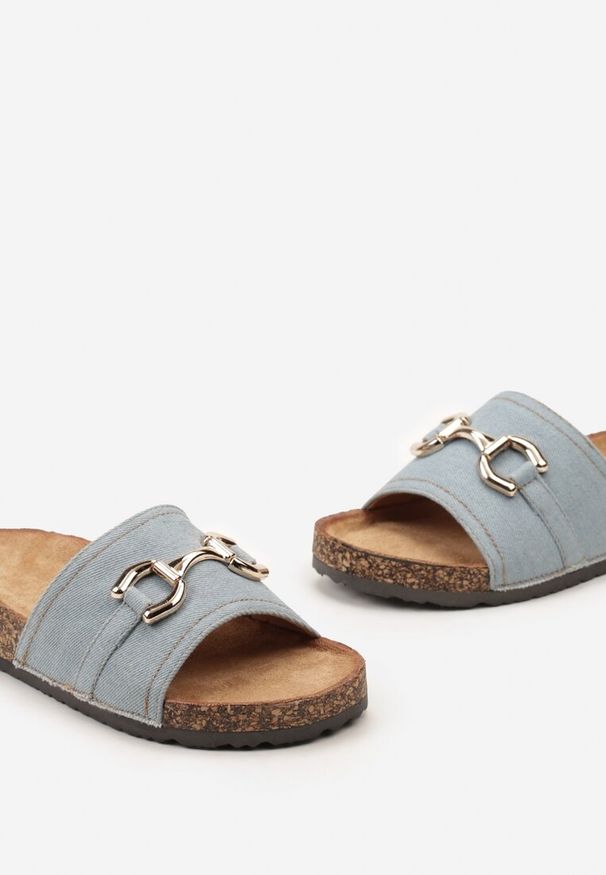 Born2be - Jasnoniebieskie Klapki na Korkowej Podeszwie z Ozdobną Klamrą Jeria. Kolor: niebieski. Sezon: lato