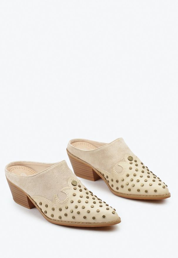 Born2be - Beżowe Klapki Mule na Stożku Stylizowane na Kowbojki z Nitami Lakedia. Okazja: na co dzień. Nosek buta: szpiczasty. Kolor: beżowy. Materiał: jedwab, jeans. Obcas: na stożku. Styl: wizytowy, casual, elegancki