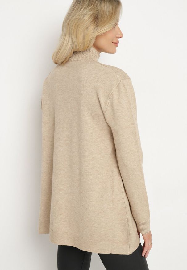 Born2be - Jasnobeżowy Sweter z Półgolfem Bawełną i Kieszenią w Stylu Kangurka Emirielia. Okazja: na co dzień, na spotkanie biznesowe, do pracy. Kolor: beżowy. Materiał: bawełna. Długość rękawa: długi rękaw. Długość: długie. Styl: biznesowy, elegancki, casual