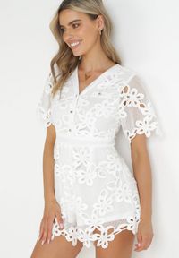 Born2be - Biały Koronkowy Kombinezon z Imitacją Kieszeni Dawni. Kolor: biały. Materiał: koronka. Długość rękawa: krótki rękaw. Długość: krótkie. Sezon: wiosna, lato. Styl: retro #1