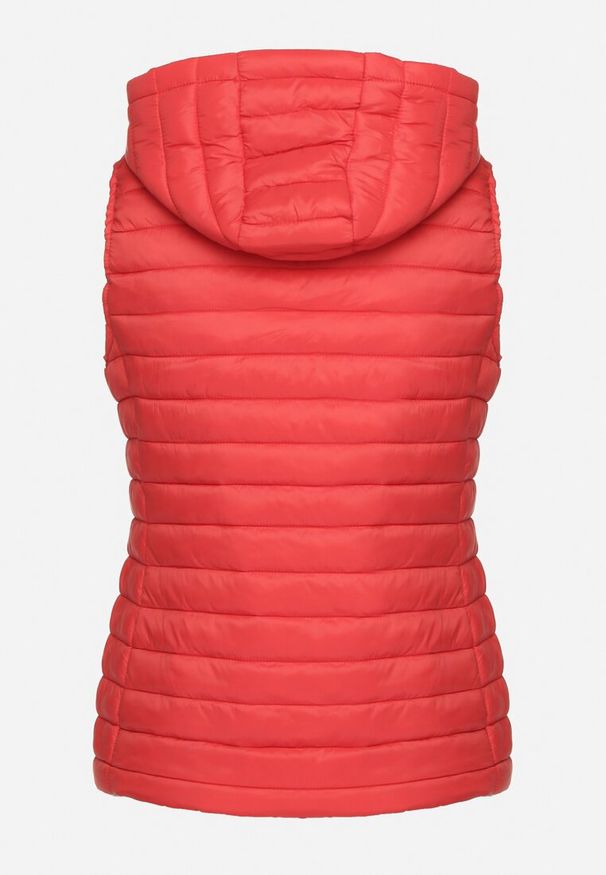 Born2be - Czerwona Pikowana Kamizelka na Suwak z Kieszeniami i Odpinanym Kapturem Arsalna. Okazja: na co dzień. Typ kołnierza: golf. Kolor: czerwony. Materiał: jeans. Styl: elegancki, klasyczny, casual