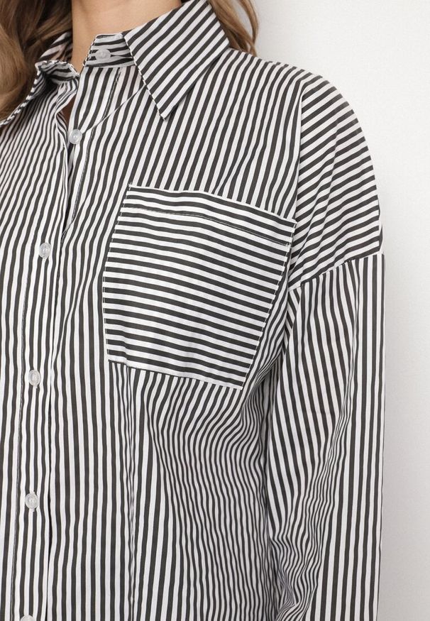 Born2be - Czarno-Biała Koszula Bawełniana w Paski z Kieszonką Nolbia. Okazja: na co dzień. Typ kołnierza: kołnierzyk klasyczny. Kolor: czarny. Materiał: bawełna. Długość rękawa: długi rękaw. Długość: długie. Wzór: paski. Styl: elegancki, klasyczny, casual