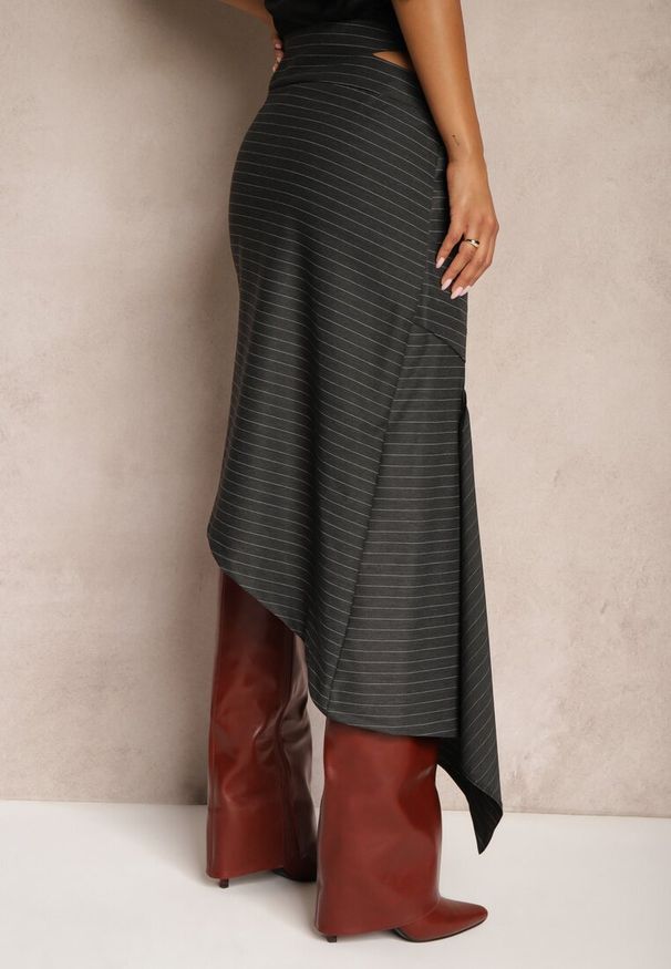 Renee - Ciemnoszara Spódnica z Wiskozą High Waist z Asymetrycznym Dołem w Paski Nelobine. Stan: podwyższony. Kolor: szary. Materiał: wiskoza. Wzór: paski. Styl: elegancki