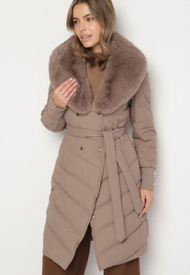 Born2be - Ciemnobeżowa Elegancka Kurtka z Pikowanymi Przeszyciami i Futrzanym Kołnierzem Gallea. Okazja: na spacer, na co dzień. Kolor: beżowy. Materiał: futro. Sezon: zima. Styl: elegancki