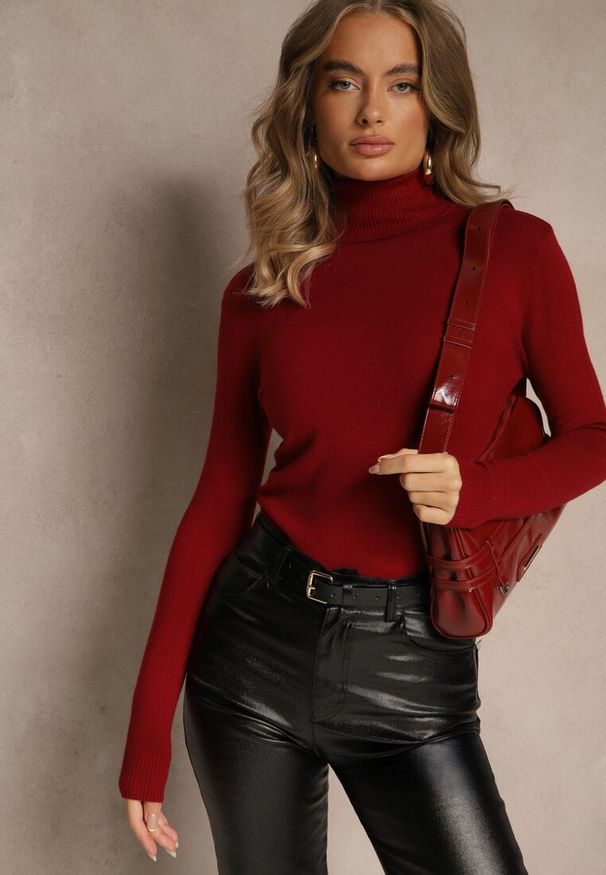 Renee - Bordowy Golf Dopasowany Ungase. Typ kołnierza: golf. Kolor: czerwony. Materiał: tkanina, jeans. Długość rękawa: długi rękaw. Długość: długie. Sezon: zima, jesień