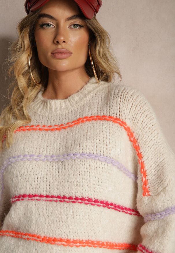 Renee - Jasnobeżowy Sweter Obszyty Kolorowymi Nitkami z Wełną Romizelle. Kolor: beżowy. Materiał: wełna. Długość rękawa: długi rękaw. Długość: długie. Wzór: kolorowy. Styl: elegancki