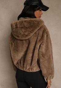 Renee - Jasnobrązowa Kurtka Futerko o Kroju Bomberki z Kapturem i Imitacją Kieszeni Awedana. Okazja: na co dzień. Typ kołnierza: kaptur. Kolor: brązowy. Materiał: futro. Wzór: gładki. Styl: casual, elegancki #5