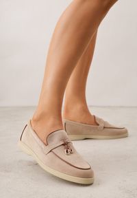 Renee - Ciemnobeżowe Mokasyny z Imitacji Zamszu z Zawieszką na Nosku Theophitos. Okazja: na spacer. Kolor: beżowy. Materiał: zamsz. Wzór: grochy. Styl: elegancki, retro #1