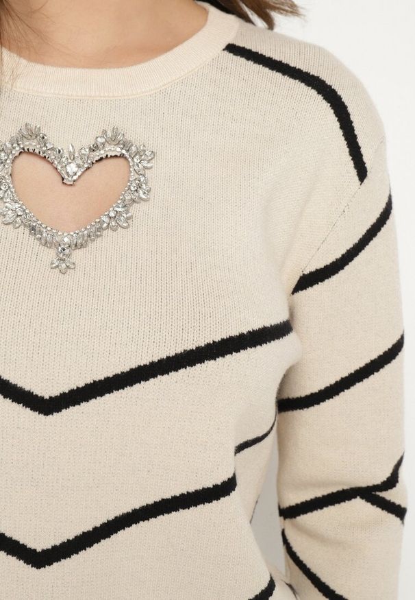 Born2be - Jasnobeżowy Sweter z Wiskozą w Geometryczny Wzór z Wycięciem w Kształcie Serca z Cyrkoniami Temilime. Okazja: na spotkanie biznesowe, do pracy, na co dzień. Kolor: beżowy. Materiał: wiskoza. Długość rękawa: długi rękaw. Długość: długie. Wzór: geometria. Styl: biznesowy, casual, elegancki