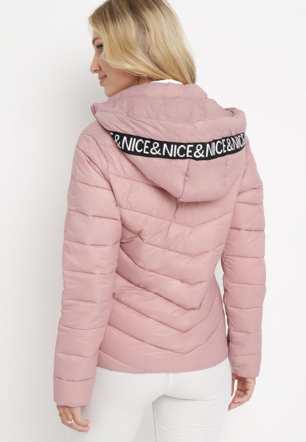Born2be - Różowa Pikowana Kurtka Zapinana na Suwak z Kapturem i Kieszeniami Soniss. Typ kołnierza: kaptur. Kolor: różowy