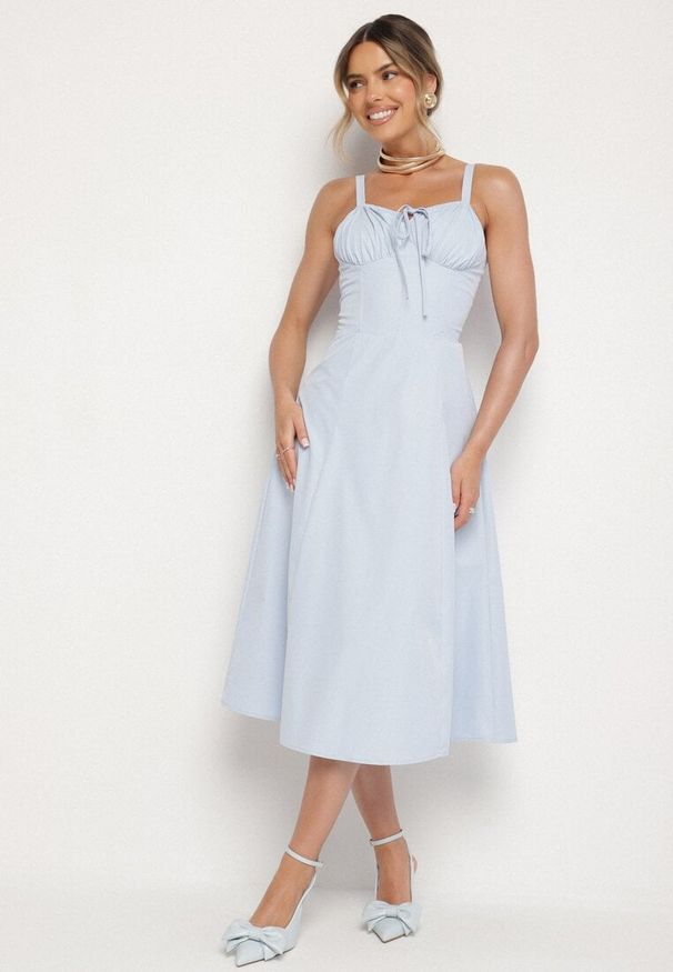 Born2be - Niebieska Rozkloszowana Gorsetowa Sukienka Vices Ozdobiona Wiązaniem Ralethea. Typ kołnierza: dekolt gorset. Kolor: niebieski. Długość rękawa: na ramiączkach. Wzór: aplikacja. Typ sukienki: gorsetowe. Styl: elegancki