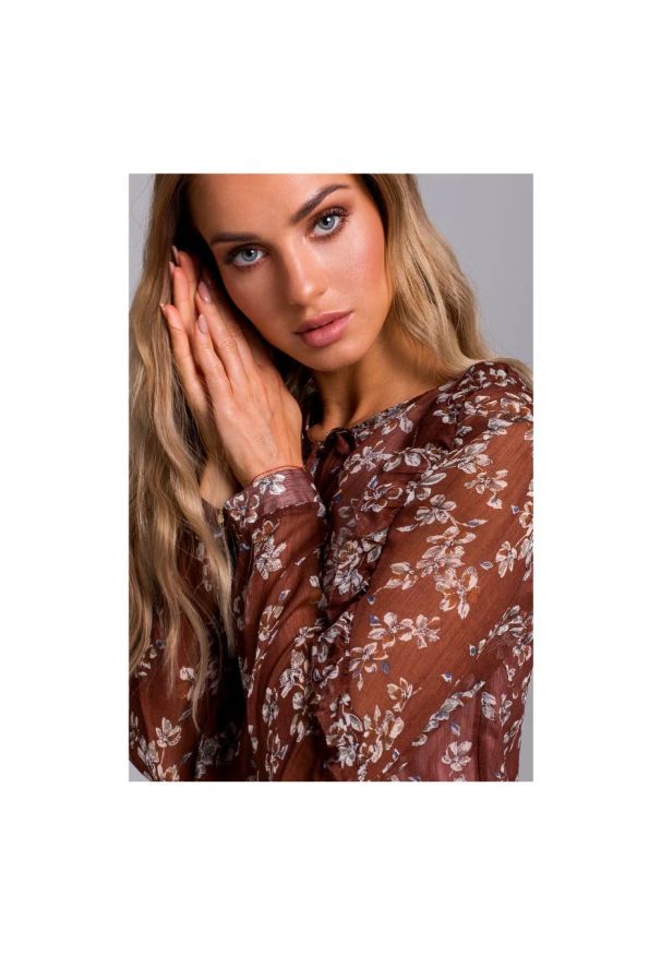 Sukienki.shop - Sukienka BOHO w kwiaty szyfonowa z falbankami brązowa. Typ kołnierza: kołnierz z falbankami. Kolor: brązowy. Materiał: szyfon. Długość rękawa: długi rękaw. Wzór: kwiaty. Styl: boho. Długość: mini