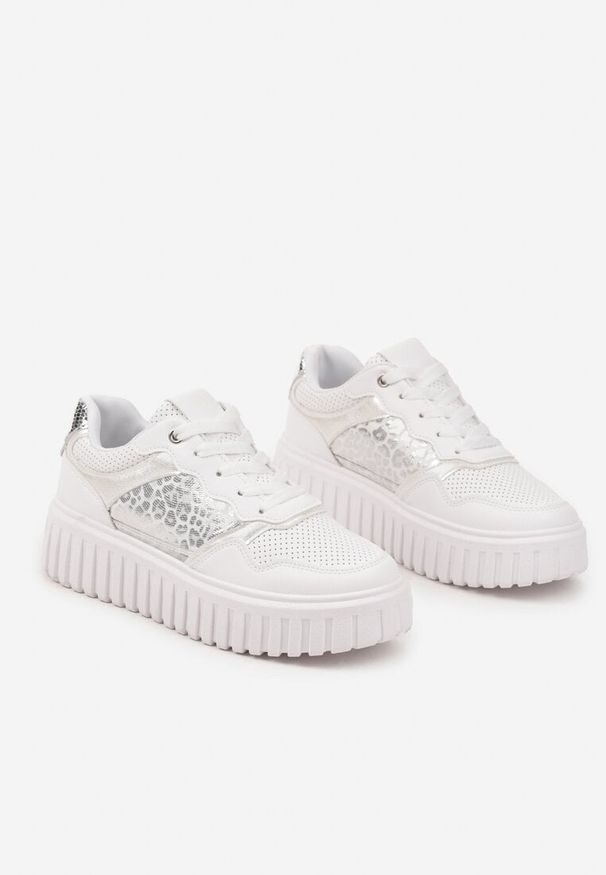 Born2be - Białe Sneakersy na Tłoczonej Podeszwie ze Zdobieniami w Panterkę Gerraza. Okazja: na co dzień. Zapięcie: sznurówki. Kolor: biały. Materiał: jeans. Wzór: aplikacja, motyw zwierzęcy