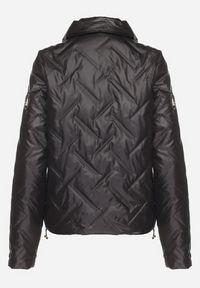 Born2be - Czarna Pikowana Kurtka z Eleganckim Kołnierzykiem i Ściągaczem Dizana. Okazja: na co dzień. Kolor: czarny. Materiał: jeans. Wzór: aplikacja. Styl: elegancki #6