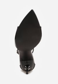 Renee - Czarne Sandały ze Sprzączką wokół Kostki i Noskiem w Szpic z Lakierowanej Imitacji Skóry Santel. Okazja: na co dzień. Zapięcie: sprzączka. Kolor: czarny. Materiał: skóra, lakier. Sezon: lato. Styl: casual, klasyczny, elegancki #2