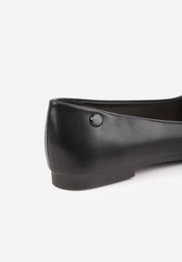 Renee - Czarne Balerinki z Kwadratowym Noskiem i Metalową Ozdobą z Cyrkoniami Asikharei. Okazja: na co dzień. Kolor: czarny. Materiał: jeans, satyna. Wzór: aplikacja. Styl: elegancki, klasyczny, casual #3