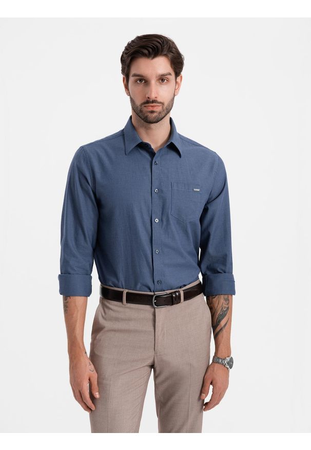 Ombre Clothing - Bawełniana męska koszula z kieszenią REGULAR FIT - niebieska V3. Typ kołnierza: kołnierzyk klasyczny. Kolor: niebieski. Materiał: bawełna. Długość rękawa: długi rękaw. Długość: długie. Styl: klasyczny
