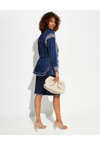 IXIAH AUSTRALIA - Jeansowa spódnica midi. Stan: podwyższony. Kolor: niebieski. Materiał: jeans. Wzór: aplikacja